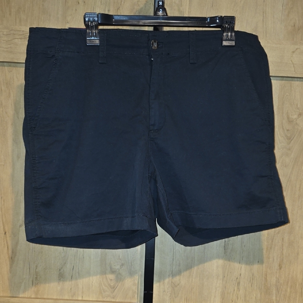(J58) GAP Womans Black Shorts Sz 14